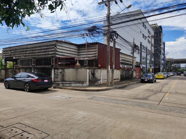 ให้เช่าบ้าน 2 ชั้นแปลงมุม 78 ตรว. หมู่บ้านเสรี พระราม 9 ตรงข้ามเดอะไนน์ ใกล้ทางด่วน เหมาะทำออฟฟิศ โกดัง ร้านอาหาร ค้าขาย  