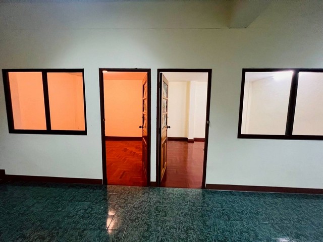 ขายอาคารพาณิชย์  2 คูหา 4 ชั้นครึ่ง  ต.ประชาธิปัตย์  อ.ธัญบุรี  จ.ปทุมธานี