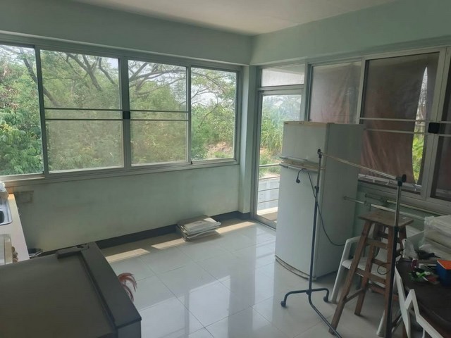 ให้เช่าโกดัง เนื้อที่  1 ไร่   รถ 18 ล้อ เข้า-ออกได้ สำนักงาน มีห้องพักพนักงาน ย่านมีนบุรี ซอย ราษฎร์อุทิศ