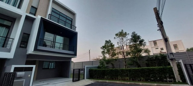 ให้เช่าทาวโฮม  ย่านบางกะปิ พัฒนาการ ถนนศรีนครินทร์-ร่มเกล้า หลังมุม เนอวานา ดีฟายน์ กรุงเทพกรีฑา ย่านถนนศรีนครินทร์-ร่มเกล้า