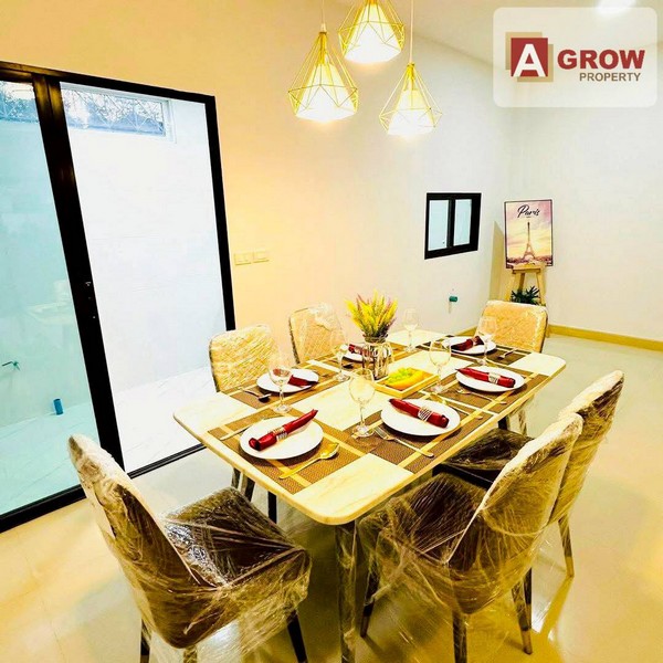 หมู่บ้านเดอะ ริคโค้  ซอยสายไหม 35 บ้านหลังมุม ถนนเมน เฟอร์ฯครบ ตกแต่งพร้อมอยู่