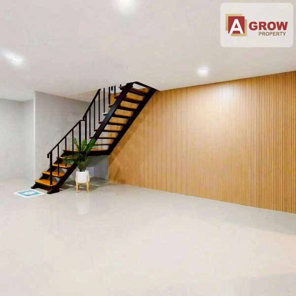 หมู่บ้านพารวย-ชัยพฤกษ์  ถนนเมน รีโนเวทใหม่ทั้งหลัง พร้ิอมเข้าอยู่ได้เลยค่ะ