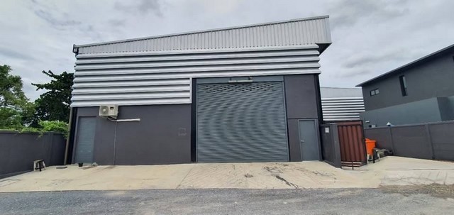 ให้เช่าโกดังพื้นที่ใช้สอย รวม 240 ตารางเมตร  ย่านซอย วัดชลอ บางกรวย  นนทบุรี  มีออฟฟิศ  พร้อมเครื่องปรับอากาศ 