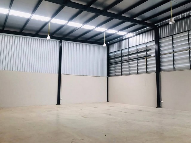 ให้เช่าโกดังพื้นที่ใช้สอย รวม 240 ตารางเมตร  ย่านซอย วัดชลอ บางกรวย  นนทบุรี  มีออฟฟิศ  พร้อมเครื่องปรับอากาศ