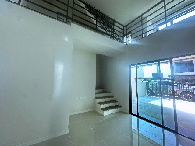 อัลติจูด ถ. หนามแดง-บางพลี  MRT ศรีแบริ่ง 2.4 กม.ทาวน์โฮมให้เช่า 169ตร.ม.19 ตร.วา. 2 นอน 3 น้ำ มือหนึ่ง เมกา บางนา 2.7 กม.