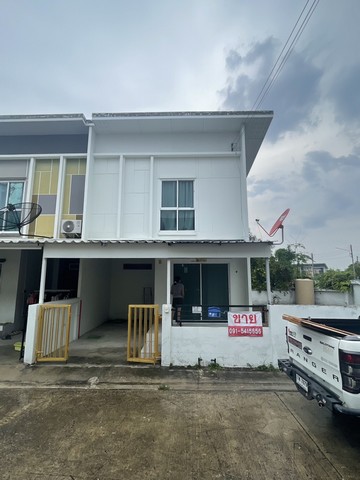 ขายบ้านทาวน์เฮ้าส์ 2 ชั้น เนื้อที่ 37 ตร.วา สภาพพร้อมเข้าอยู่ อ.พานทอง จ.ชลบุรี 