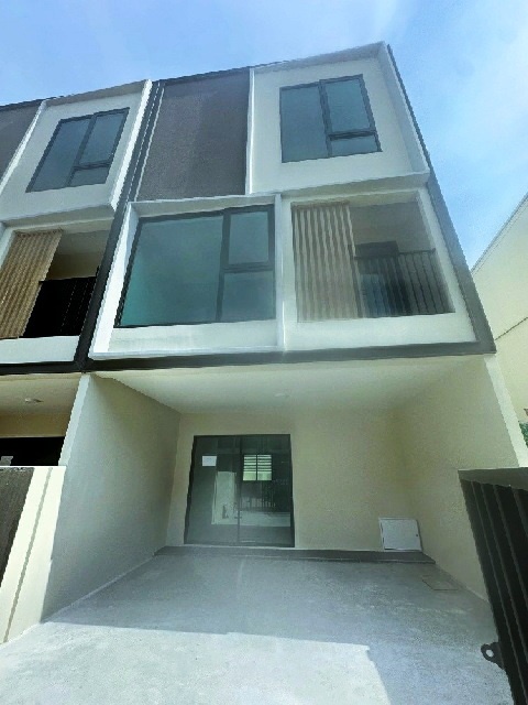 คอนคอร์เดียน 1.8 กม.MRT ศรีแบริ่ง 2.4 กม.ทาวน์โฮมให้เช่า 160ตร.ม.18 ตร.วา. 2 นอน 3 น้ำ มือหนึ่ง เมกา บางนา 2.7 กม.ถ. หนามแดง-บางพลี