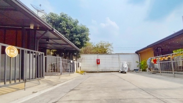 ขายทาวน์โฮม 2 ชั้น หมู่บ้าน เดอะคัลเลอร์ส พรีเมี่ยม กาญจนาภิเษก - ราชพฤกษ์ หลังมุม เนื้อที่ 28.3 ตร.ว. ขายเพียง 2,390,000 ล้านบาท