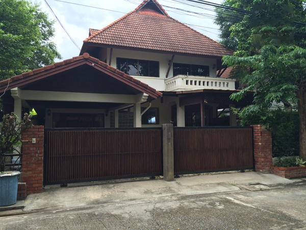 ให้เช่าบ้านเดี่ยว 2 ชั้นเนื้อที่ 80ตร.ว พื้นที่ใช้สอย 230 ตร.ม 4ห้องนอน 3ห้องน้ำ เฟอร์บางส่วน ถนนสุขุมวิท ซอย 101/1 ราคาเช่า 40,000 บ/ด