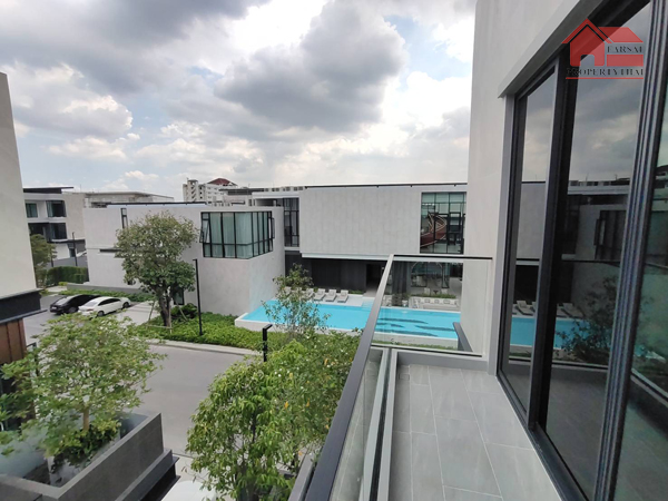 ให้เช่าบ้านเดี่ยว 3 ชั้นระดับ Luxury Pool Villa เนื้อที่ 80ตร.ว พื้นที่ใช้สอย 500ตร.ม ถนนเลียบทางด่วนเอกมัย-รามอินทรา ราคาเช่า 300,000 บ/ด