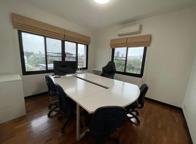 ให้เช่าบ้านเดี่ยว 3 ชั้น หลังใหญ่ซ.รัชดา พร้อมเข้าอยู่ บิ้วด์อินทั้งหลัง สวนใหญ่ ถนนรัชดา