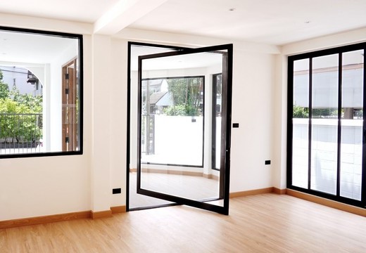 ให้เช่าบ้านตกแต่งใหม่ 3 ห้องนอน 3 ห้องน้ำ ที่จอดรถ 4 คัน  สุขุมวิท 68