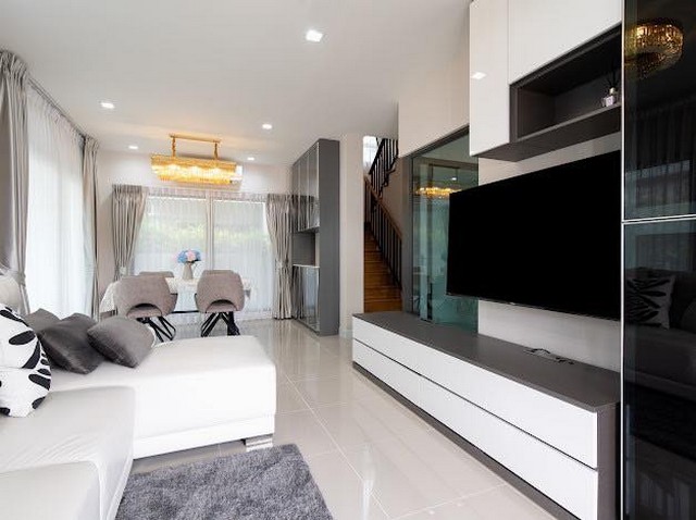 ให้เช่า โครงการ Venue เวนิว พระราม9 กรุงเทพกรีฑา แปลงสวย หลังมุม ไม่มีสายไฟขวางหน้าบ้าน