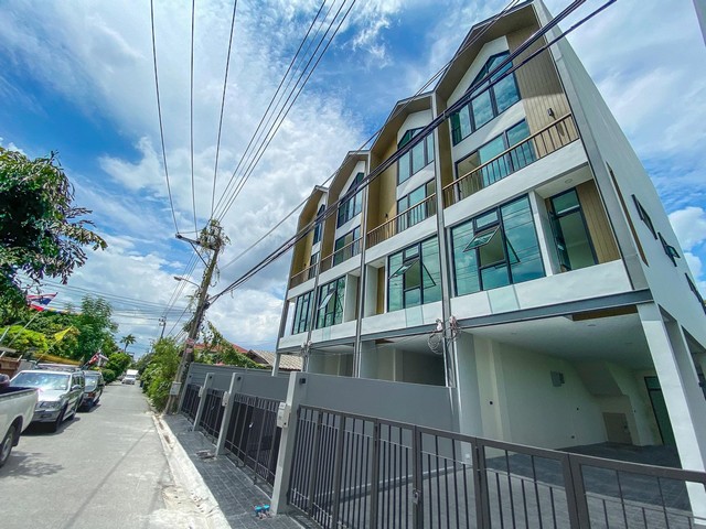 ให้เช่า โฮมออฟฟิศ 4 ชั้นหลุงมุม พื้นที่ใช้สอย 237 ตร.ม. สุขุมวิท ตั้งอยู่ระหว่าง BTS ปุณณวิถีและ BTS อุดมสุข