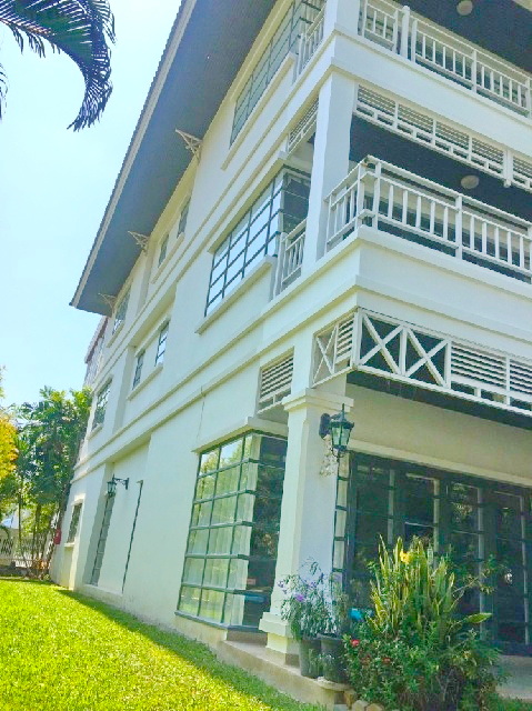 หัวมุม 24 ตร.วา.เขาตะเกียบ 2กม. โลตัส หัวหิน 700ม.ทาวน์โฮมหรูสไตล์รีสอร์ท 3 ชั้น 4 นอน  จัดเต็มเฟอร์  วิวสระว่ายน้ำ วังไกลกังวล 4.1 กม. 