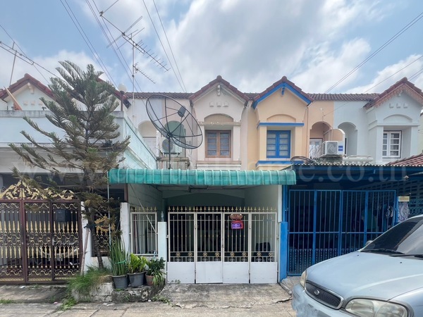 ทาวน์เฮ้าส์ รินทร์ทอง ลำลูกกา - คลอง 2 ปทุมธานี ต่อเติมหลังคาหน้าบ้าน