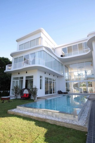 พูลวิลล่าหลังใหญ่ 3 ชั้น สร้างใหม่สุดหรู น้ำไม่ท่วม สารภี 