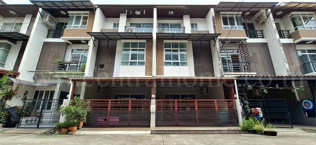 ทาวน์โฮม 3.5 ชั้น เดอะ รูฟ แจ้งวัฒนะ ต่อเติมครัวหลังบ้าน