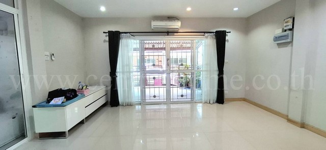 ทาวน์โฮม 3.5 ชั้น เดอะ รูฟ แจ้งวัฒนะ ต่อเติมครัวหลังบ้าน