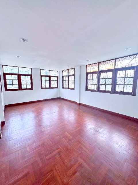 ลาดพร้าว 107-111  เดอะมอลล์ บางกะปิ 800 ม. 4-5นอน  MRT บางกะปิ 350 ม. คฤหาสน์ ให้เช่าบ้านเดี่ยว 2 ชั้น รีโนเวทใหม่ 100 ตร.วา. 330 ตร.ม 3น้ำ