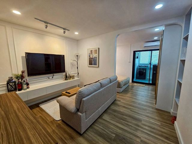 SR Land Condo ขายถูกสุดๆ 839,000 บาท 31 ตรม. ตกแต่สวย #เฟอร์นิเจอร์ครบ #หิ้วกระเป๋าเข้าอยู่ได้ทันที! ทำเลดี ใกล้ห้างเปิดใหม่!