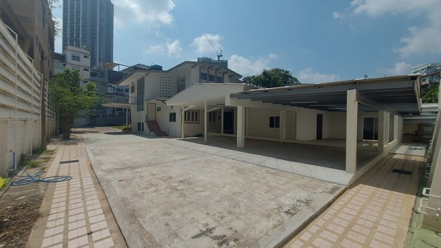 ให้เช่าบ้านสุขุมวิท ใกล้ BTS พระโขนง สุขุมวิท 44 ห่างจากปากซอยประมาณ 50 เมตร