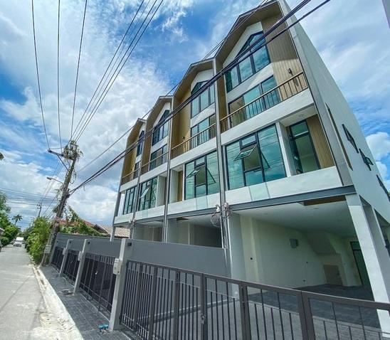 P561 ขาย ให้เช่า ทาวน์โฮม ออฟฟิศ 4 ชั้นหลังมุม ซอย วชิรธรรมสาธิต 60 ย่านสุขุมวิท 101/1 ใกล้รถไฟฟ้าBTS ปุณณวิถีและ BTS อุดมสุข