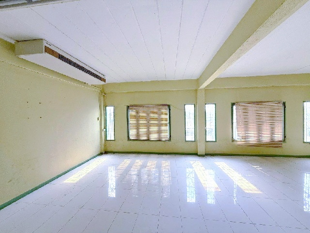 ที่ดินด้านหลังเกือบไร่ หรือ 345 ตร.วา. 6 นอน ให้เช่าอาคารพาณิชย์ 3 ชั้น 2คูหา 1,385 ตร.ม. มีดาดฟ้า 5 น้ำ