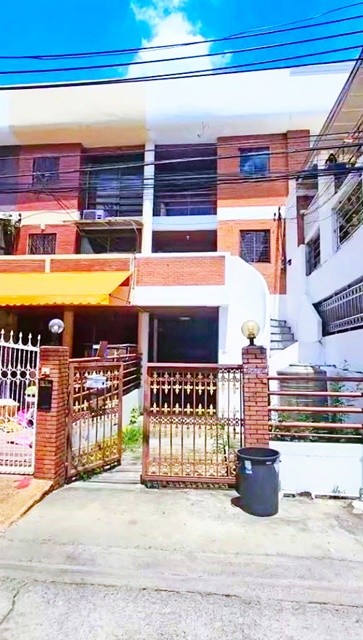 MRT สุทธิสาร 899ม.ห้วยขวาง  ให้เช่าทาวน์เฮ้าส์ 3.5 ชั้น 25 ตร.วา.310 ตร.ม. แยกรัชดา ซ.อินทามระ 31-39