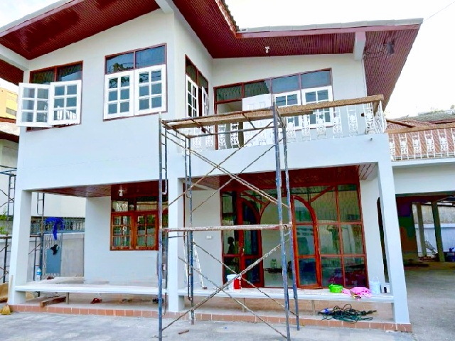 เดอะมอลล์  ลาดพร้าว 107-111 บางกะปิ 800 ม. 4-5นอน คฤหาสน์ ให้เช่าบ้านเดี่ยว 2 ชั้น รีโนเวทใหม่ 100 ตร.วา. 330 ตร.ม 3น้ำ MRT บางกะปิ 350 ม. 