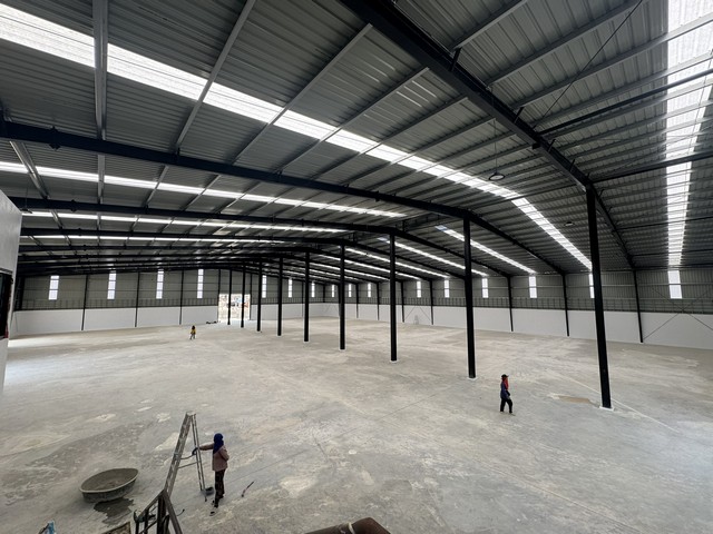 ให้เช่าโกดัง สร้างบนพื้นที่ทั้งหมด 5 ไร่ 100 ตารางวา ขนาดโรงงาน 5,000 ตารางเมตร ห่างจากโรงงาน BYD ระยอง 1.5 กิโลเมตร