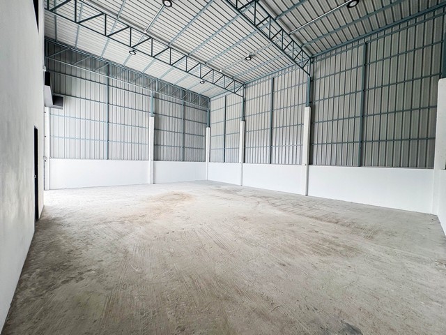 ให้เช่าโกดังพร้อมออฟฟิศ 300 ตารางเมตร พัฒนาชนบท ใกล้กรุงเทพกรีฑา แขวงคลองสองต้นนุ่น เขตลาดกระบัง