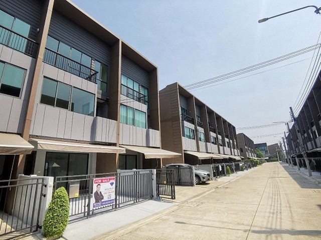 ขายทาวน์โฮม 3 ชั้น บ้านกลางเมือง ดิ เอร่า ปิ่นเกล้า-จรัญฯ 20 ตร.ว. บ้านใหม่ ไม่เคยเข้าอยู่ ติดถนนเลียบทางด่วน ใกล้รถไฟฟ้