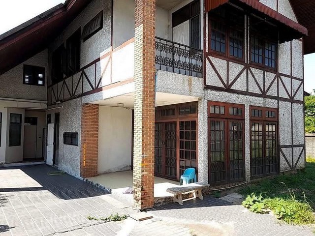 P574 ขายที่ดินพร้อมสิ่งปลูกสร้าง มีบ้าน 3 หลัง ซอยสุขุมวิท 93 ซอยพึงมี บนที่ดิน 203 ตรว. ขายตามสภาพ  ห่าง BTS บางจาก 2 กิโล