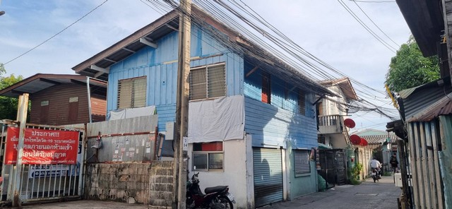 ขายที่ดินเจริญกรุง แถมบ้าน 2 ชั้น 63 ตร.ว.ใกล้เอเซียทีค BTS สุรศักดิ์