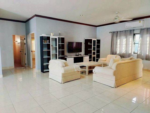 พูลวิลล่าให้เช่าเดือนละ 40,000 บาท 230 ตรว. #โซนหางดง บ้านชั้นเดียว มีสระว่ายน้ำ และสนามหญ้ากว้าง สิ่งอำนวยความสะดวกต่างๆมากมาย