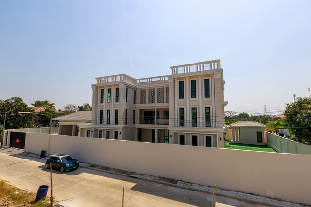 ขายคฤหาสน์ 3 ชั้นในสนามกอล์ฟ ที่ดิน 301 ตรว. พื้นที่ใช้สอยมากกว่า1,000 ตรม.