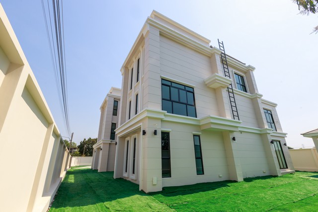 ขายคฤหาสน์ 3 ชั้นในสนามกอล์ฟ ที่ดิน 301 ตรว. พื้นที่ใช้สอยมากกว่า1,000 ตรม.