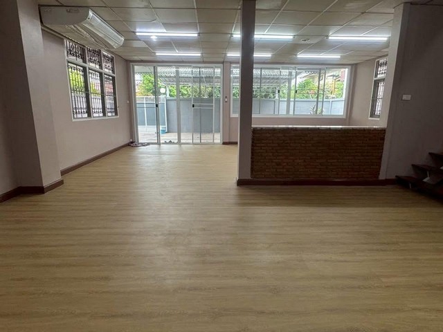 ให้เช่าบ้านเดี่ยว 2 ชั้น 4 ห้องนอน 2 ห้องน้ำ ถนนนวมินทร์ เขตบึงกุ่ม ( จดทะเบียนบริษัทได้ )