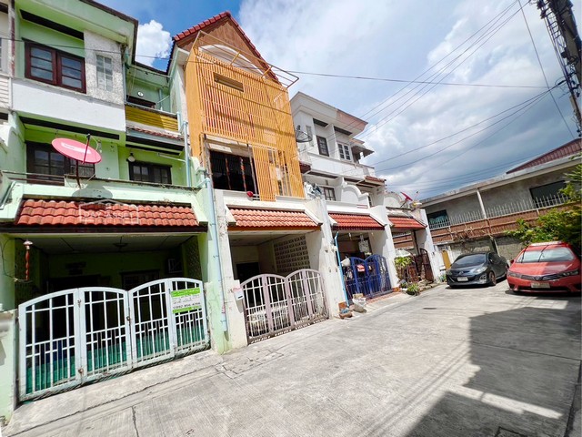 ขายทาวน์เฮาส์ 3 ชั้น หมู่บ้าน ร่มรื่น (ลาดพร้าว-โชคชัย 4) เนื้อที่ 18 ตร.ว. ขายเพียง 3,190,000 ล้านบาท