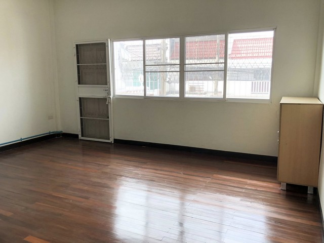 P579 ให้เช่า ทาวน์เฮ้าส์ 2 ชั้น หมู่บ้านคลองจั่นวิลล่า 1 ซอยนวมินทร์ 32 เดินทางสะดวก เหมาะอยู่อาศัย