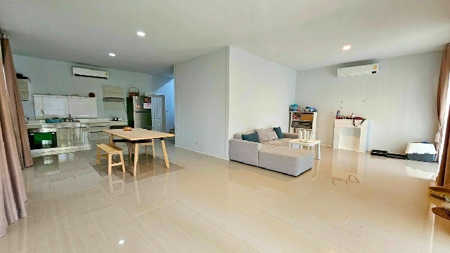 เช่า-ขาย คฤหาสน์ 2 ชั้น 4 นอน 4 น้ำ   51 ตร.วา.200 ตร.ม. รพ.บางปะกงปิยะเวช 3.6 กม ทำเลดี เงียบสงบ โล่ง โปร่ง สบาย 