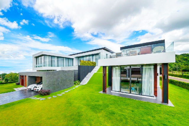  วัดเขาวง รพ.หนองน้ำแดง 3.5 กม.ให้เช่าพลูวิลล่าหรูสไตล์โมเดิร์น 2 ชั้น เซนต์สตีเฟ่นส์ เขาใหญ่ 12 กม.มีสระว่ายน้ำ 5 นอน 7 น้ำ 6 ไร่