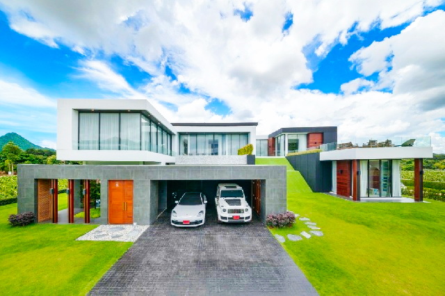 เซนต์สตีเฟ่นส์ เขาใหญ่ 12 กม.มีสระว่ายน้ำ 5 นอน  วัดเขาวง ให้เช่าพลูวิลล่าหรูสไตล์โมเดิร์น 2 ชั้น 7 น้ำ 6 ไร่ รพ.หนองน้ำแดง 3.5 กม. 