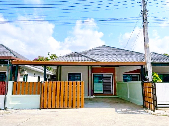 รร.เซนต์โยเซฟระยอง 2.7 กม.  ให้เช่าบ้านชั้นเดียว เมืองระยอง 45 ตร.วา. 3 นอน  ชายหาดสุชาดา 3.9 กม. รพ.กรุงเทพระยอง 1.7 กม. 