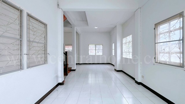 P1 บ้านแฝด หมู่บ้าน ลัลลี่ วิลล์ - คลอง 3 ลำลูกกา สภาพดี ราคาถูก