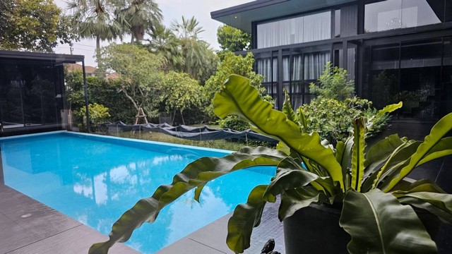 บ้านหรู สไตล์ Modern Luxury  พร้อมสระว่ายน้ำ พื้นที่ใช้สอยกว่า 1000 ตร.ม.