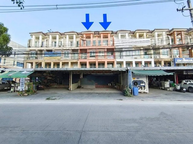 ขายอาคารพาณิชย์ 3.5 ชั้น รวม 2 คูหา 4.5ชั้น รวมต่อเติมดาดฟ้า ซอยเทพกุญชร 42 ตำบล คลองหนึ่ง อำเภอคลองหลวง จังหวัดปทุมธานี