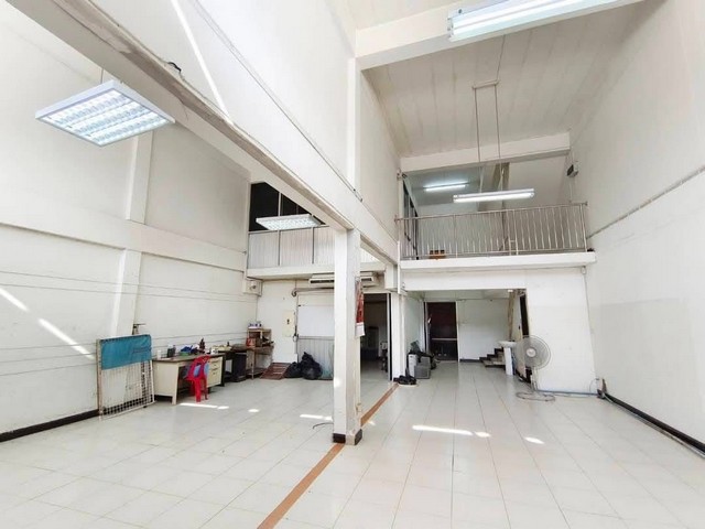 ขายอาคารพาณิชย์ 3.5 ชั้น รวม 2 คูหา 4.5ชั้น รวมต่อเติมดาดฟ้า ซอยเทพกุญชร 42 ตำบล คลองหนึ่ง อำเภอคลองหลวง จังหวัดปทุมธานี