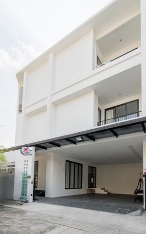 ให้เช่าทาวน์โฮม 3 ชั้น เล่นระดับ ซอยสุขุมวิท 36 ย่านพระราม 4 ใกล้  BTS ทองหล่อ